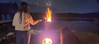 Relaxing newly-renovated 3/2 lakeside retreat with private dock