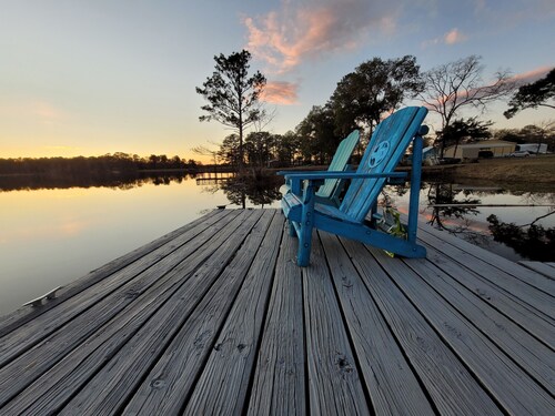 Relaxing newly-renovated 3/2 lakeside retreat with private dock