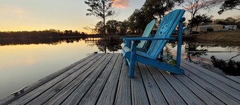 Relaxing newly-renovated 3/2 lakeside retreat with private dock