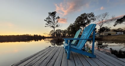 Relaxing newly-renovated 3/2 lakeside retreat with private dock