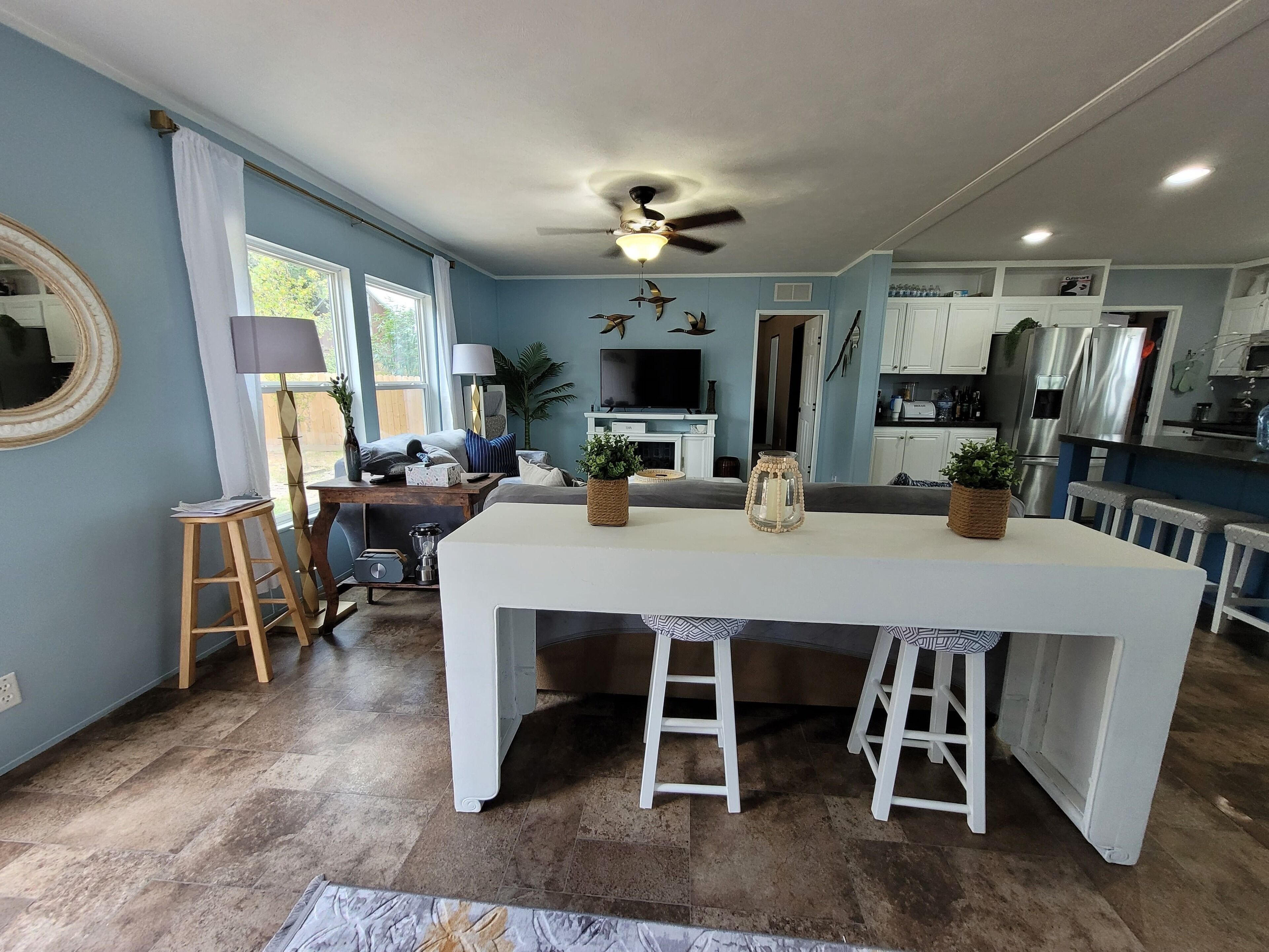 TV connectée, cheminée, jeux vidéo, livres