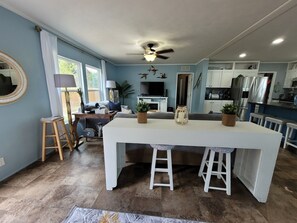 Smart TV, chimenea, videojuegos y libros