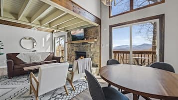 Televisión y chimenea