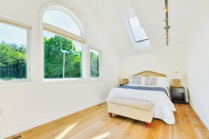 5 habitaciones, escritorio y tabla de planchar con plancha 