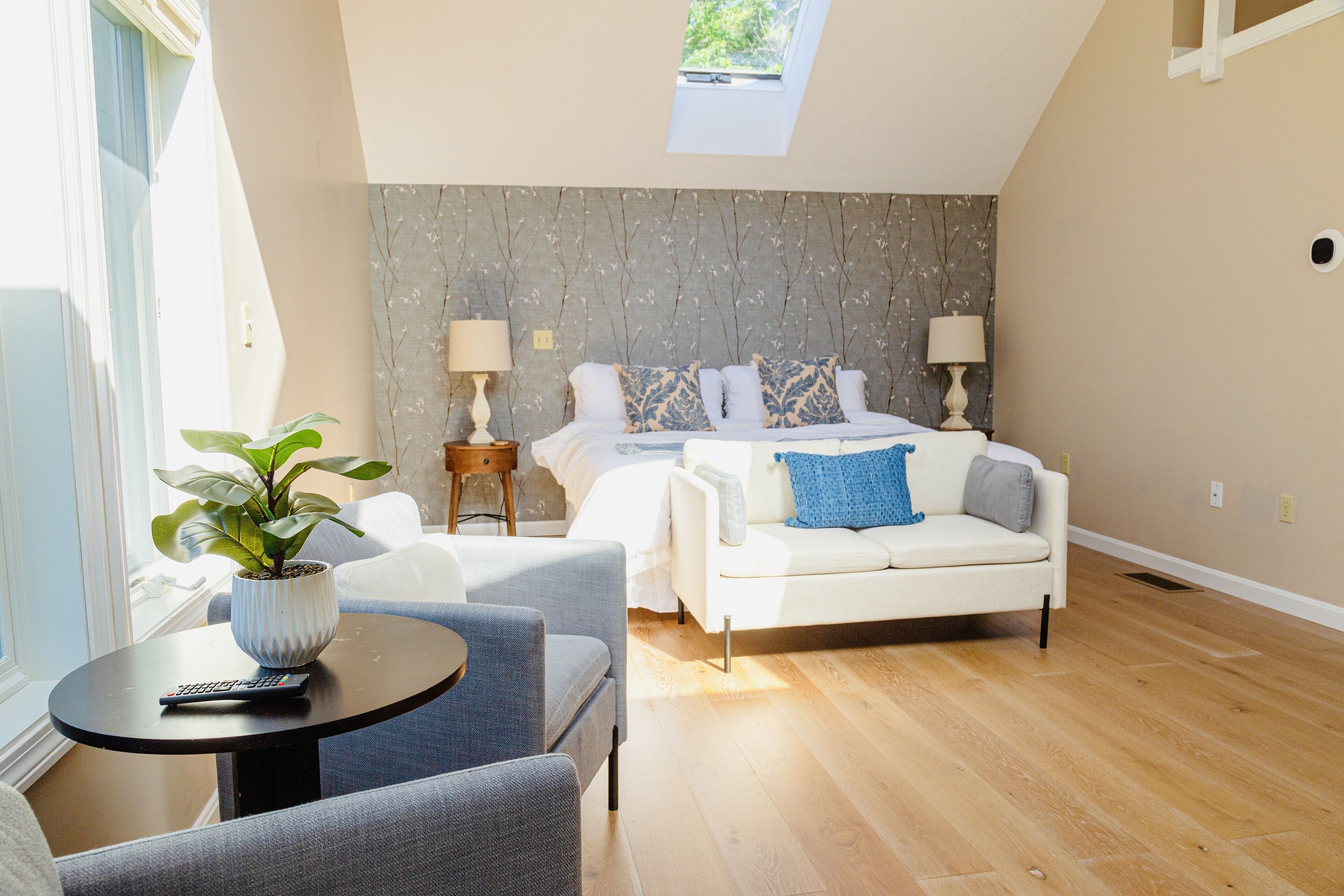 5 bedrooms, desk, iron/ironing board, travel cot