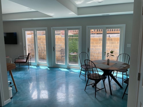 MODERN ☆ Lux ★ 1 BR 2 Bed Condo ☆ Prime Location