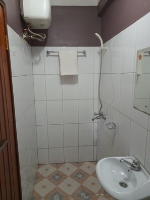 Pancuran mandi, selipar, tuala disediakan