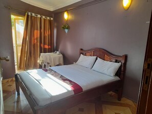 Blackout drapes, free WiFi, bed sheets - Twin Tower Gardens Hotel (Kampala)