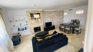 Een smart-tv, een open haard en een stereo