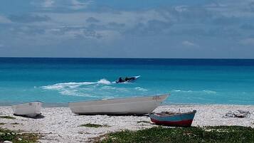 En la playa y toallas de playa