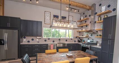 Blue Star Bungalow at Lake Whitney: Pet-Friendly Secluded Lake Retreat, Wrap Around Deck & Fire Pit