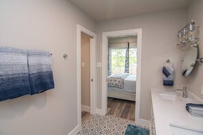2 bedrooms, WiFi - Blue Star Bungalow at Lake Whitney: Pet-Friendly Secluded Lake Retreat, Wrap Around Deck & Fire Pit (Whitney)