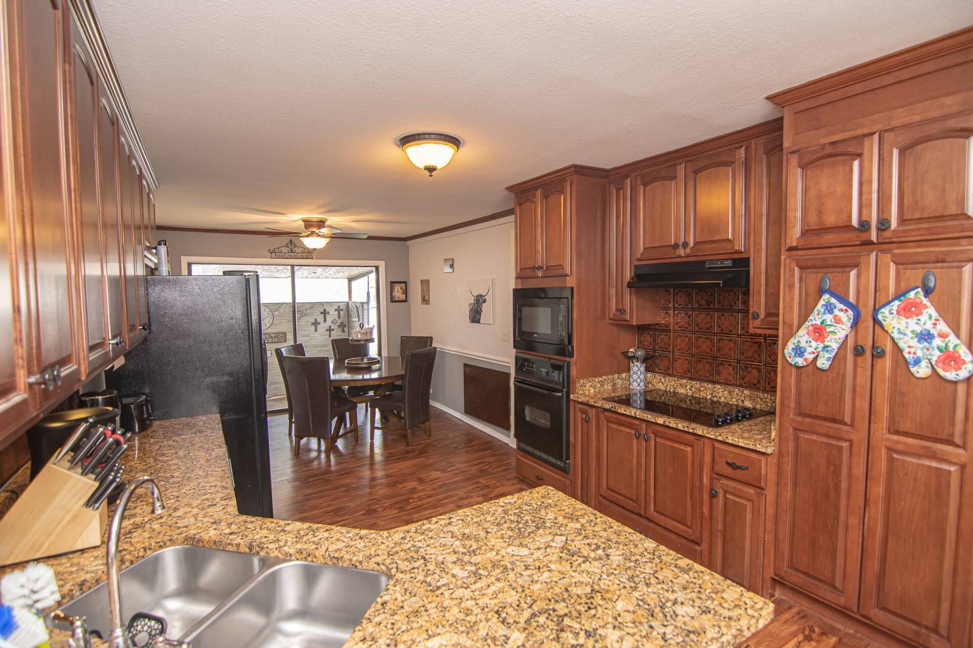 Coffee/tea maker, fridge, microwave, dishwasher