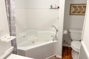 Douche, séchoir à cheveux, shampooing