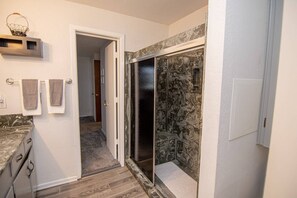 Shower, hair dryer, shampoo - Rustic Star Ranch at Lake Whitney | Cove Access, Private Pool, Pet-Friendly (Whitney)