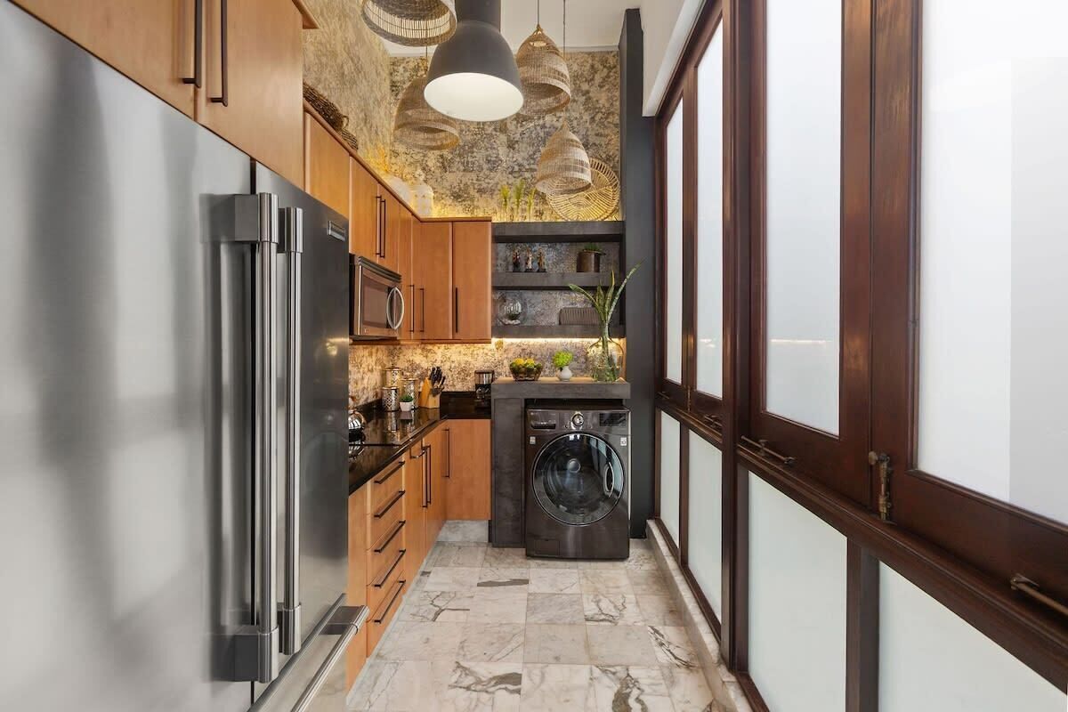 Refrigerador, microondas, parrilla de estufa y cafetera y tetera 