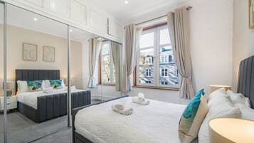 1 dormitorio, tabla de planchar con plancha, wifi y ropa de cama