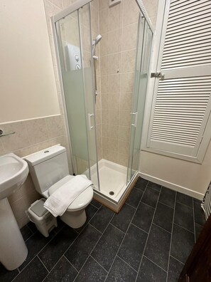 Badewanne, Haartrockner, Handtücher
