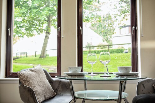 Summit Apartment -Spacious Quiet City flat by Retail Park