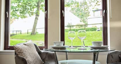 Summit Apartment -Spacious Quiet City flat by Retail Park