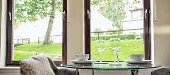 Summit Apartment -Spacious Quiet City flat by Retail Park