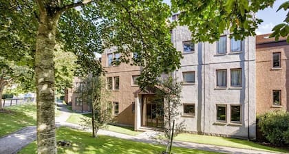 Summit Apartment -Spacious Quiet City flat by Retail Park