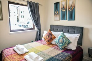 2 quartos, ferros/tábuas de passar roupa, Wi-Fi, roupa de cama