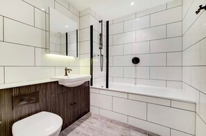 Bathtub - Beautiful 2 Bedroom in Wembley London (Wembley)