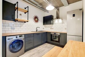 Private kitchen - Beautiful 2 Bedroom in Wembley London (Wembley)