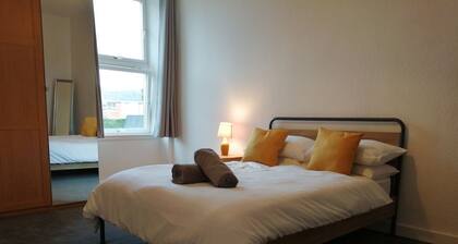 Spacious Stylish Centrally Located Flat near beach