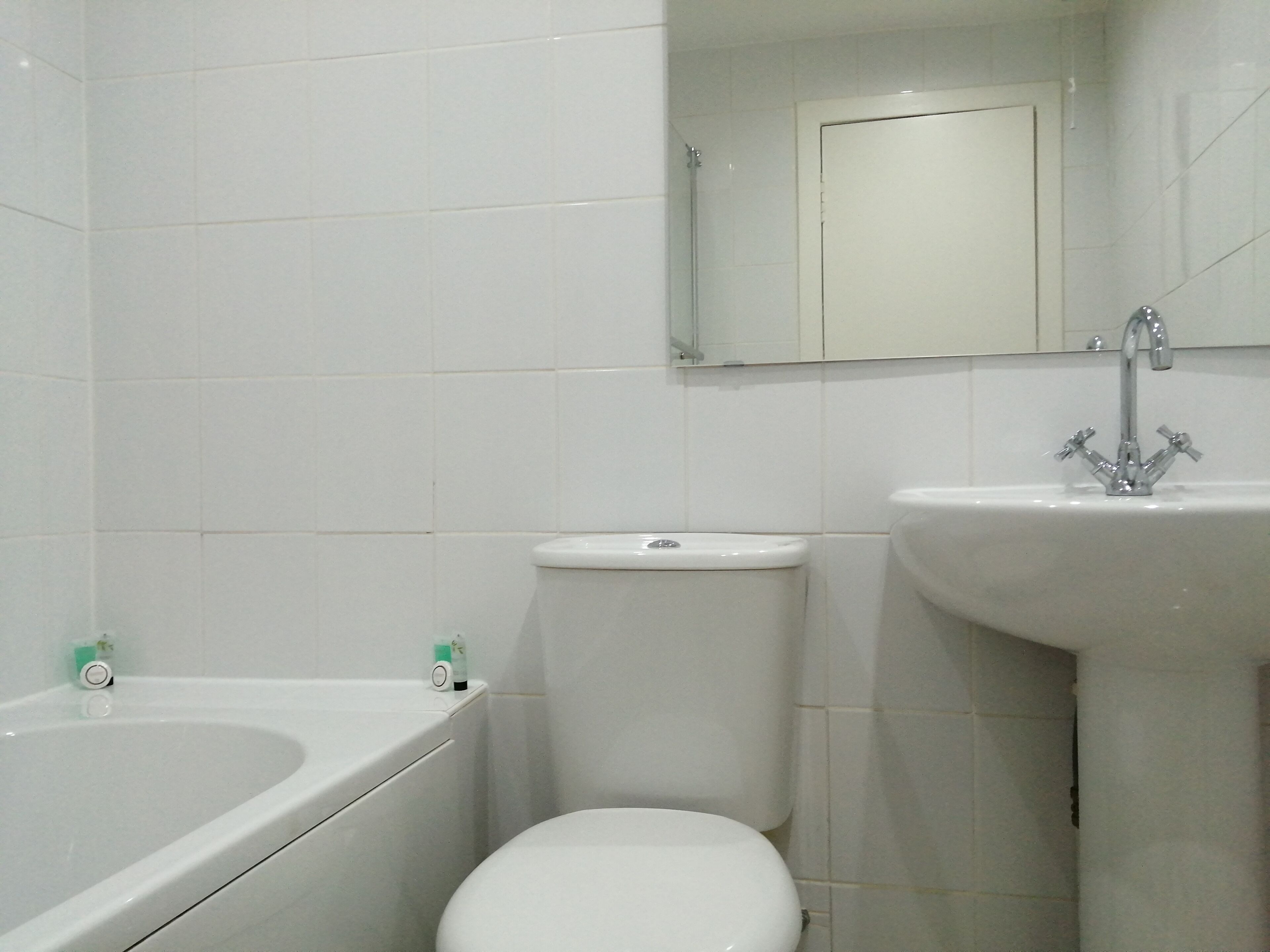 Une salle de bain avec une baignoire, des toilettes et un lavabo.