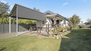 A residential property with a covered patio, a front porch, and a small front yard. - Modern 2 bedroom Unit in the beautiful Scenic Rim (Rathdowney)