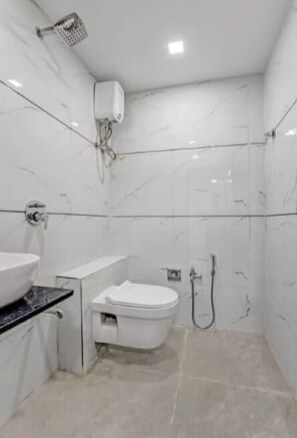 Combined shower/bathtub, rainfall showerhead
