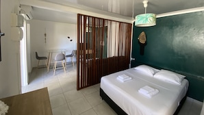 Ein Hotelzimmer mit einem Bett, einem Schreibtisch und einem Stuhl.