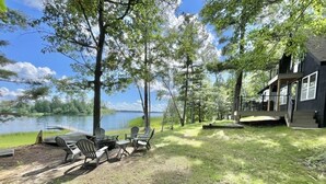Järvenrantahuvila, jossa on terassi, ulkotila istumiseen ja näkymä järvelle.