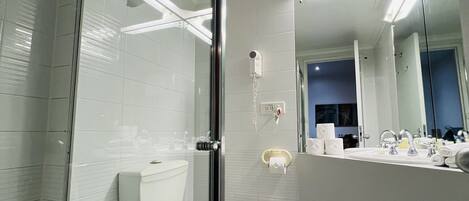 Regadera, secadora de cabello, toallas, papel de baño