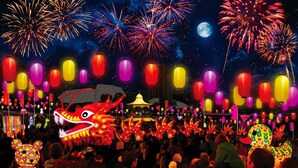 Ein belebtes Freiluft-Event mit bunten Laternen und Feuerwerk im Hintergrund.