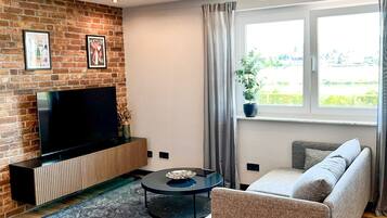 Een smart-tv en boeken