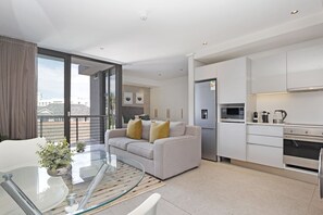 Exclusive Studio | Living area | 38-inch flat-screen TV with cable channels, TV, Netflix - Cosmopolitan 401 (Cape Town)