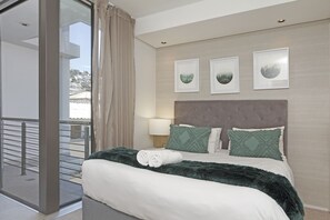 Exclusive Studio | Laptop workspace, iron/ironing board, free WiFi, bed sheets - Cosmopolitan 401 (Cape Town)