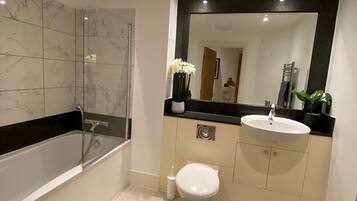Comfort Apartment, Ensuite (2 bed in Vauxhall) | Bathroom