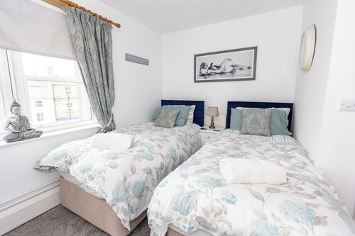 The Old Clock Tower Central Skipton Luxury Apartment 60+ 5* Reviews on platforms