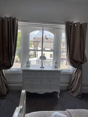 4 bedrooms, iron/ironing board, WiFi, bed sheets - The Old Clock Tower, Central Skipton Luxury Apartment (Skipton)