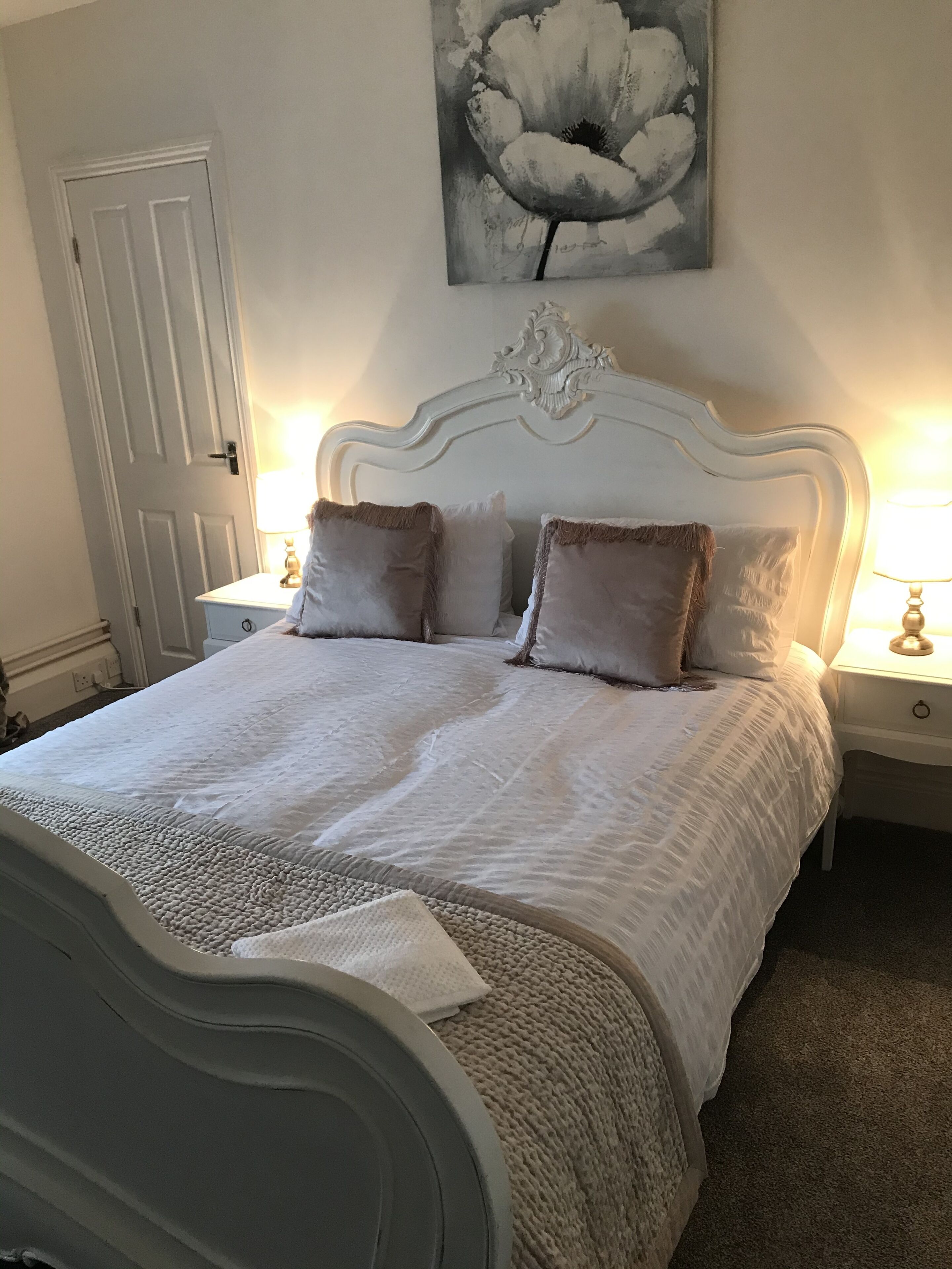 4 bedrooms, iron/ironing board, WiFi, bed sheets
