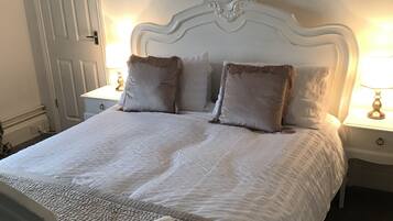 4 bedrooms, iron/ironing board, WiFi, bed sheets