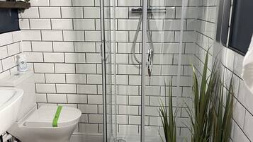 Combined shower/bathtub, shampoo