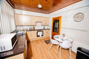 House, Shared Bathroom, Garden View | Shared kitchen - Rigside House (Lanark)