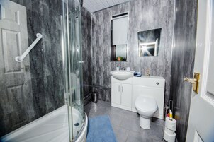 House, Shared Bathroom, Garden View | Bathroom