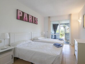 2 bedrooms, desk, iron/ironing board, WiFi