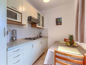 Fridge, microwave, cookware/dishes/utensils, freezer - Apartment Nino by Interhome (Poreč)